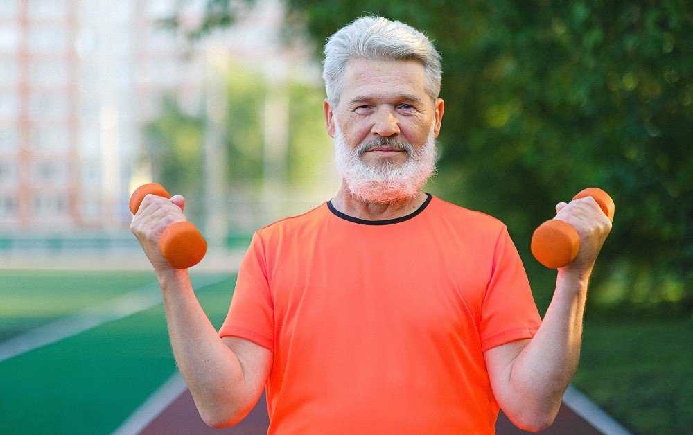 senior exercising wiht dumbbells